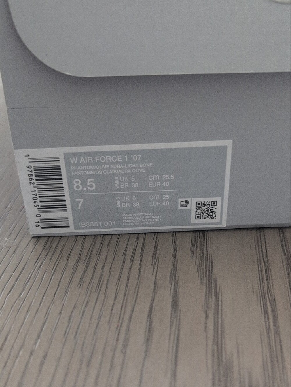 Nike Air Force 1 Low - White with Light Green Swoosh - Picture 2 of 7